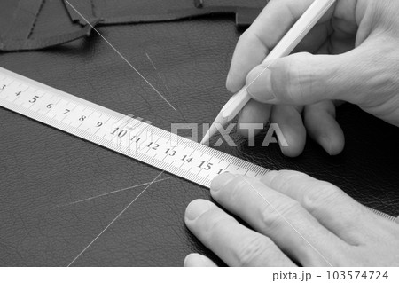 レザークラフト 裁断(線を引く) レザークラフト 裁断(線を引く) 103574724
