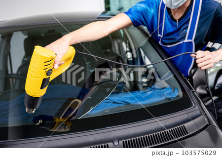 Car front windscreen film removal and tinting installation Car front windscreen film removal and tinting installation 103575029