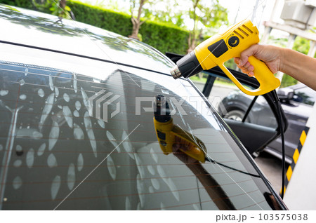 Car rear windscreen film removal and tinting installation Car rear windscreen film removal and tinting installation 103575038
