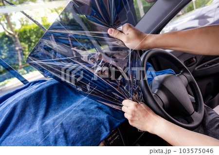 Car side window film removal and tinting installation Car side window film removal and tinting installation 103575046