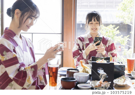 旅館食事イメージ 女子旅 料理を撮影する若い女性 旅館食事イメージ 女子旅 料理を撮影する若い女性 103575219