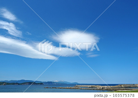 小樽　雲のある風景　塩谷から積丹方向の眺め 103575378