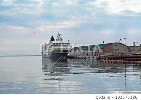 クルーズ客船ヘリテージ・アドベンチャラー　小樽港第3号ふ頭 103575386
