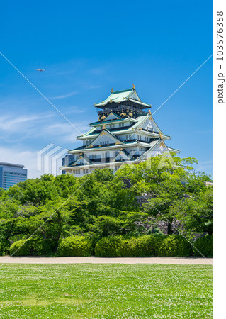 初夏の青空に映える大阪城天守閣 初夏の青空に映える大阪城天守閣 103576358