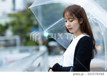 雨の日、帰宅する女性 103576366