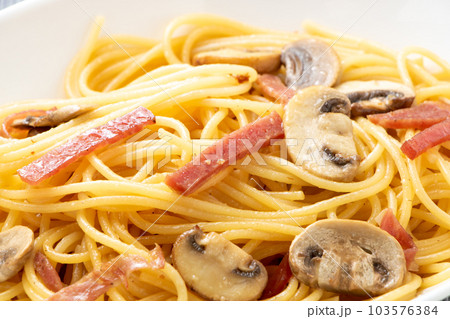 サラミソーセージとマッシュルームのパスタ(スパゲティー)のアップ。 103576384