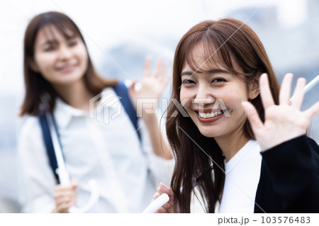 雨の日、帰宅する女性 雨の日、帰宅する女性 103576483