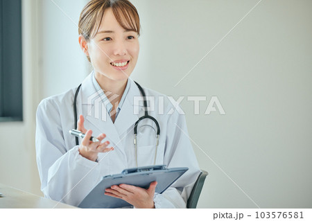 患者に問診をする若い女性医師 103576581