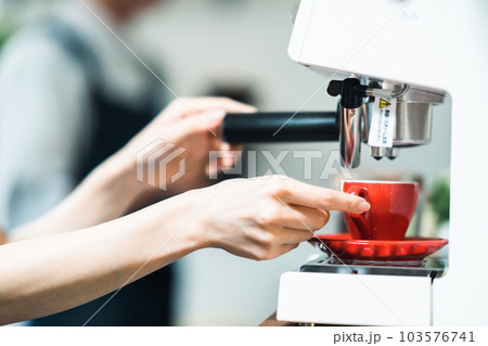エスプレッソを淹れる若い女性 顔無し エスプレッソを淹れる若い女性 顔無し 103576741
