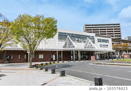 京都府舞鶴市　晴天のJR東舞鶴駅南口 103576823