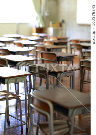 教室の椅子と机 教室の椅子と机 103576845