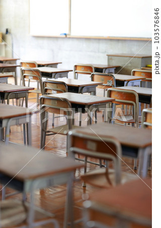 教室の椅子と机 103576846
