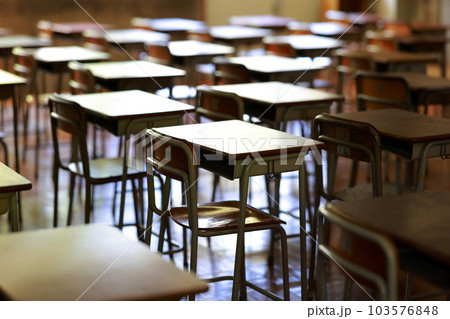 教室の椅子と机 教室の椅子と机 103576848