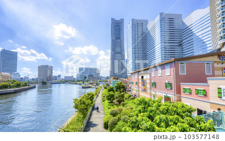 横浜みなとみらいの都市風景 ランドマークタワーとクイーンズスクエアと横浜コスモワールド 横浜みなとみらいの都市風景 ランドマークタワーとクイーンズスクエアと横浜コスモワールド 103577148