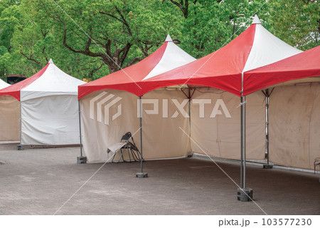 イベント会場　森林と仮設テント 103577230