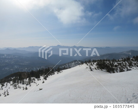 残雪期の至仏山(至仏山へ向かう登山道から見える日光白根山と男体山) 残雪期の至仏山(至仏山へ向かう登山道から見える日光白根山と男体山) 103577845