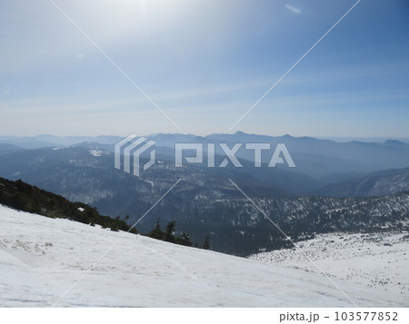 残雪期の至仏山(山頂直下の稜線から見える日光白根山と男体山) 残雪期の至仏山(山頂直下の稜線から見える日光白根山と男体山) 103577852