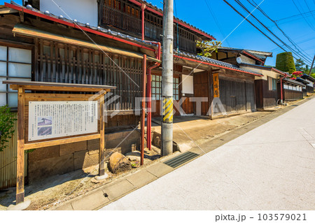長野県　長和町　中山道　長久保宿の町並み 103579021