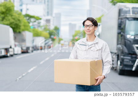 大型トラックと若い運送業の男性 大型トラックと若い運送業の男性 103579357