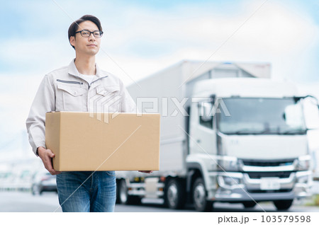 大型トラックと若い運送業の男性 大型トラックと若い運送業の男性 103579598