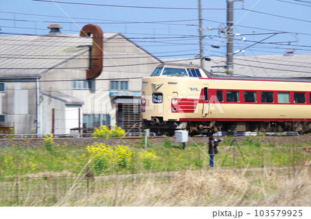 山陰本線を快走する国鉄色の特急やくも号 山陰本線を快走する国鉄色の特急やくも号 103579925