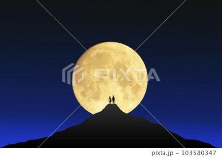 山頂でお月見デートをするカップルのシルエット。秋の中秋の名月のイメージ。 103580347