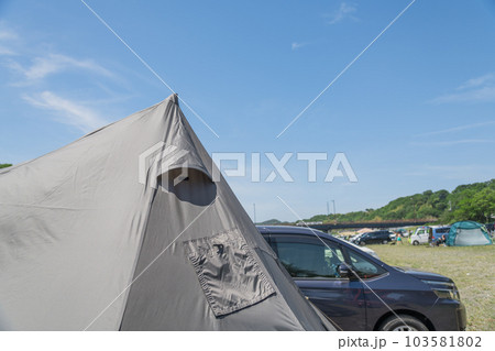 【中津川河川敷でオートキャンプ　設営を完了】 103581802