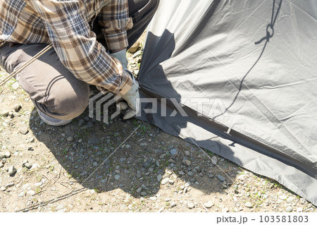 【中津川河川敷でオートキャンプ　テントスカート部分のペグを抜き撤収準備】 103581803
