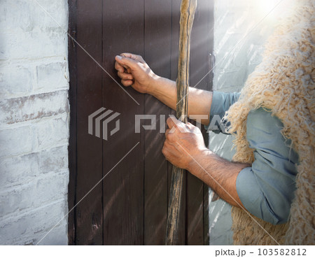 Man knocking on the door 103582812