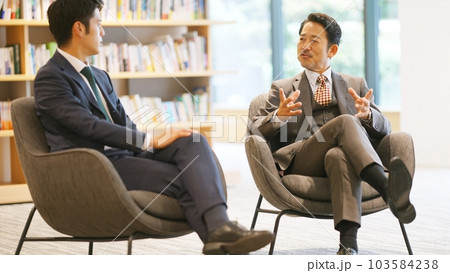ビジネス対談イメージ ビジネス対談イメージ 103584238