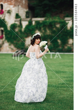 Luxury wedding bride, girl posing and smiling with bouquet 103584463