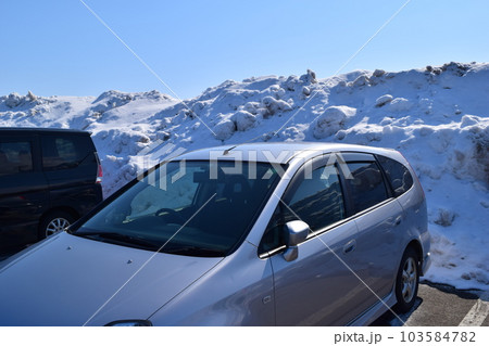 除雪した豪雪地方の駐車場 除雪した豪雪地方の駐車場 103584782