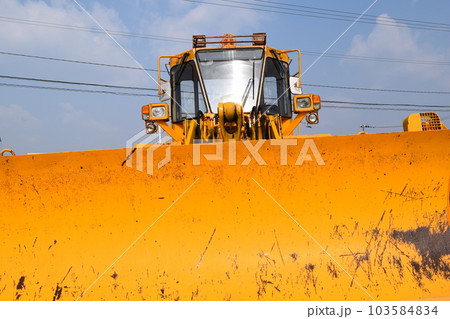 雪国で待機中の除雪車 103584834
