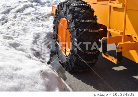雪国で待機中の除雪車 103584835