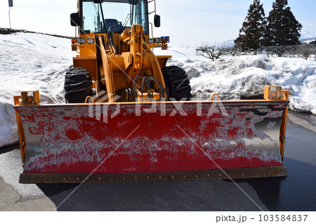 雪国で待機中の除雪車 雪国で待機中の除雪車 103584837