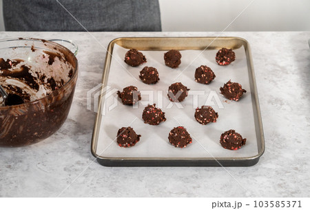 chocolate chip cookie dough scoops on baking sheet - Stock Illustration  [106130583] - PIXTA