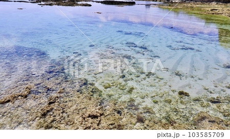 沖縄県伊是名島の二見ヶ浜の海水面 103585709