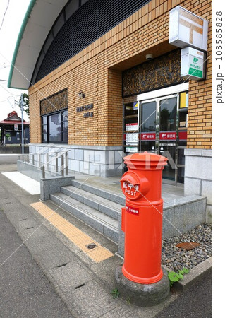 新潟 上越市 丸ポストのある風景(前島記念池部郵便局) 新潟 上越市 丸ポストのある風景(前島記念池部郵便局) 103585828