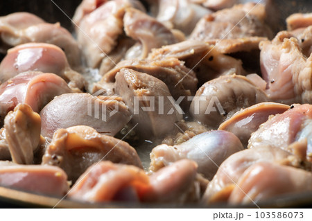 鶏砂肝をフライパンで炒める(塩こしょう炒め)。 103586073