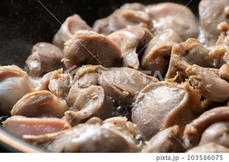 鶏砂肝をフライパンで炒める(塩こしょう炒め)。 103586075