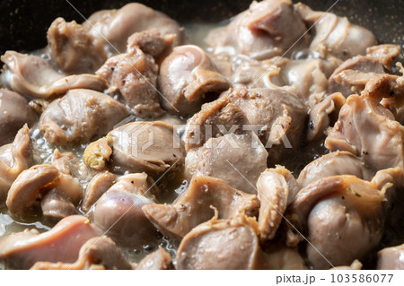 鶏砂肝をフライパンで炒める(塩こしょう炒め)。 103586077