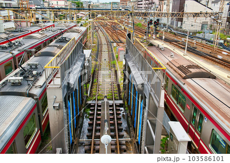 京浜急行 神奈川新町車両基地の車両 車庫の風景 京浜急行 神奈川新町車両基地の車両 車庫の風景 103586101