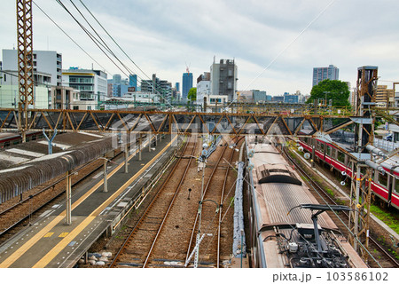 京浜急行 神奈川新町車両基地の車両 車庫の風景 103586102