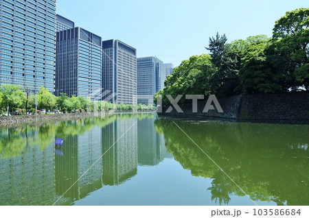 内堀と大手町ビル群 103586684