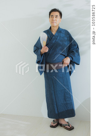 浴衣のミドル男性 103586725