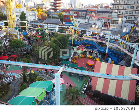 隅田川沿いから眺める東京スカイツリー 103587091