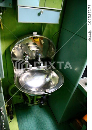 海中の防人・潜水艦『あきしお』の洗面台 103587178