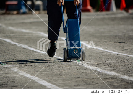 運動会でトラックのラインを引いている 103587179