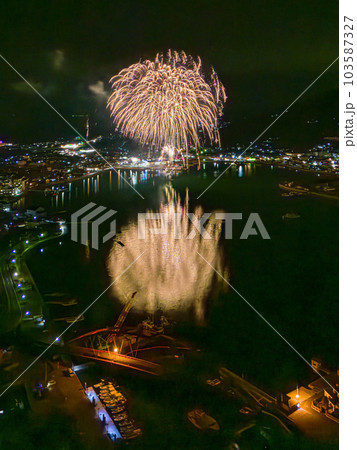 花火に照らされる口之津港 103587327
