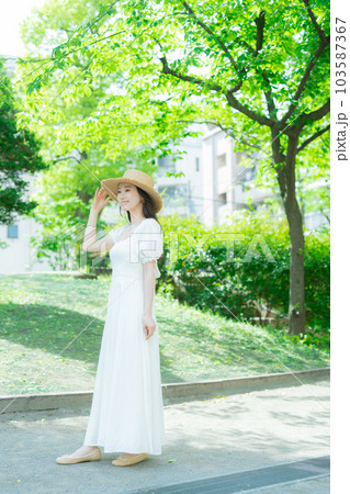 ロングヘアの女性 屋外 ロングヘアの女性 屋外 103587367